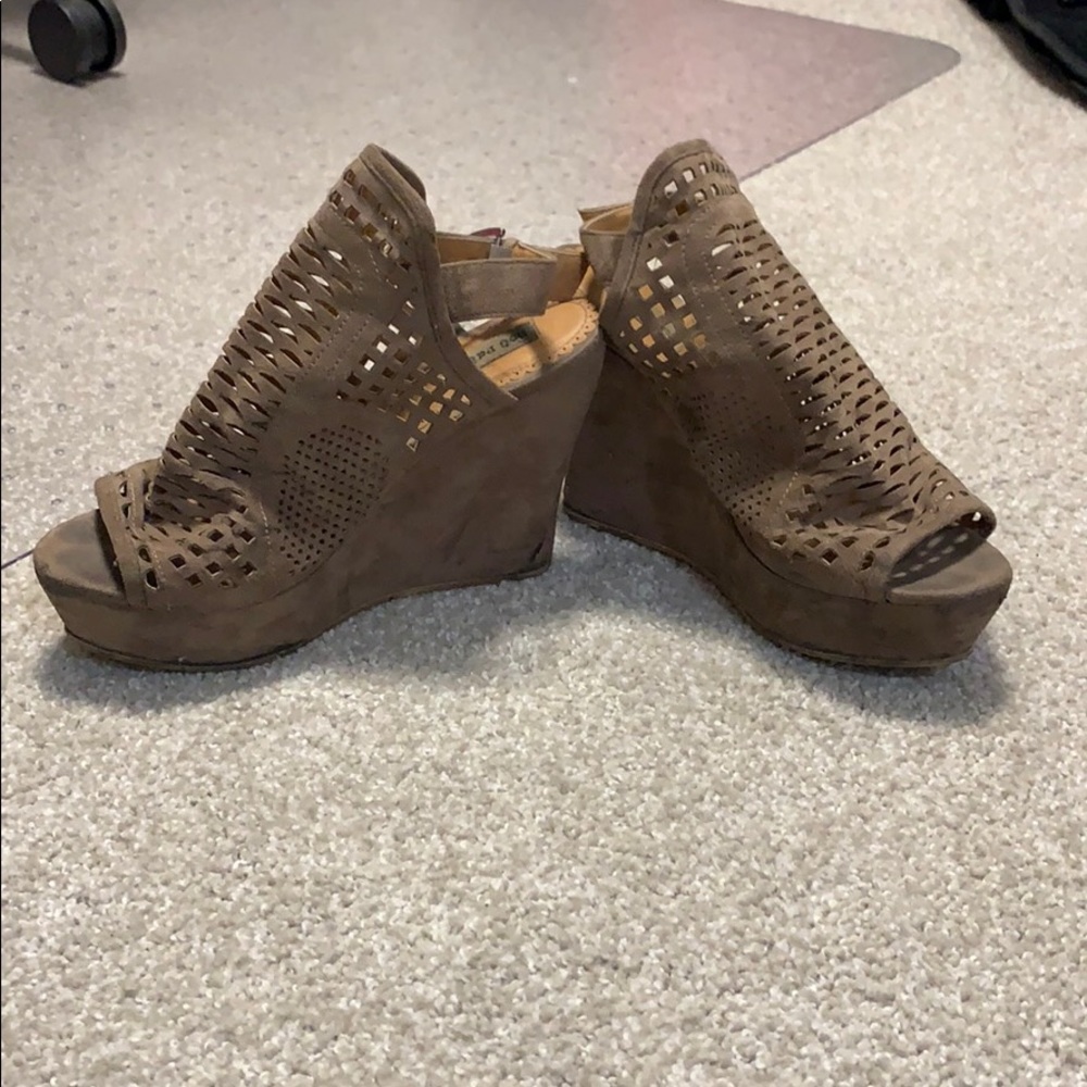 Brown/tan wedges